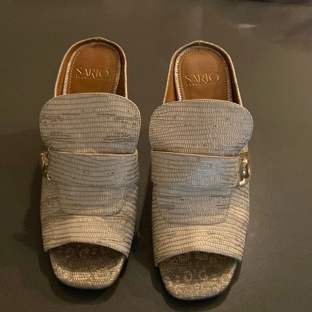 Franco Sarto Leather Slides
Beige with a slight gold accent
Good Condition 8.5